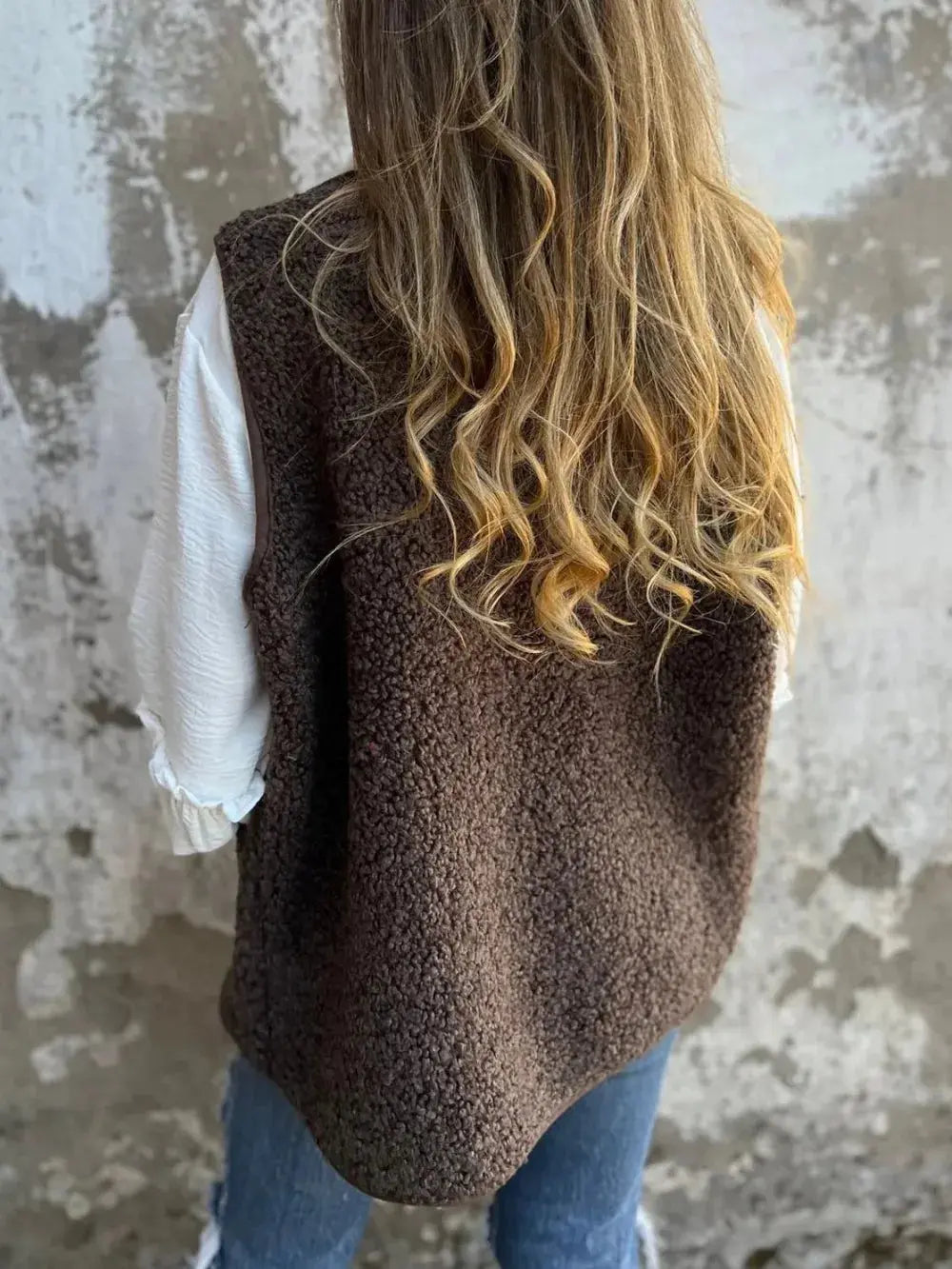Chaleco sherpa con cuello en V, botones y bolsillos de tamaño completo eprolo