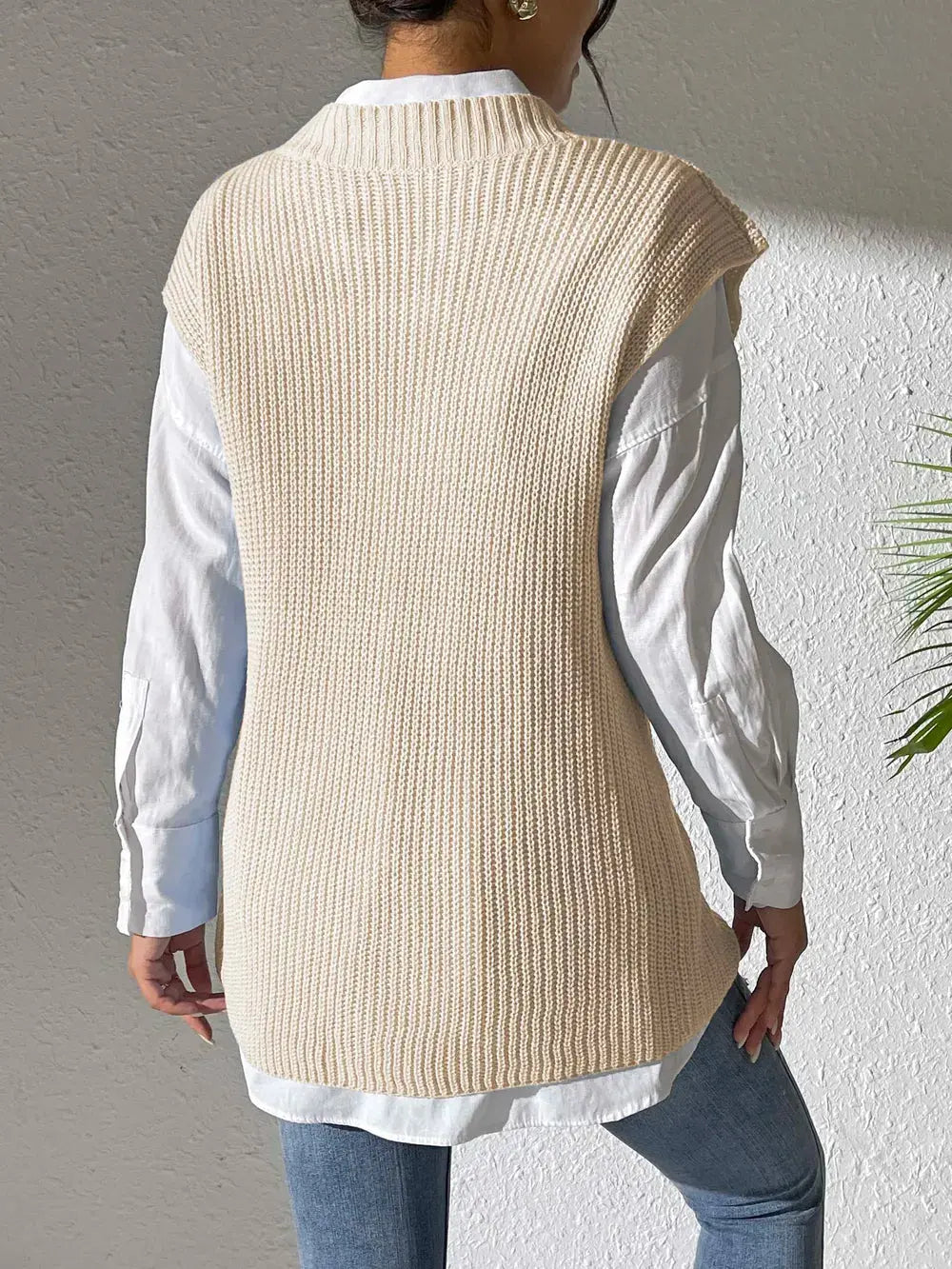 Chaleco sencillo con cuello en V y tejido de perlas con tachuelas. eprolo