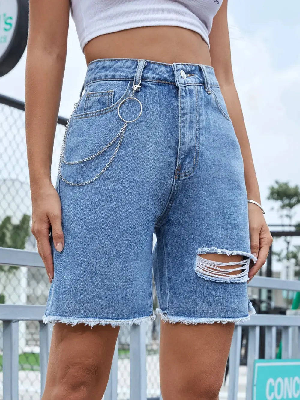 Pantalones cortos de mezclilla con dobladillo crudo desgastado eprolo