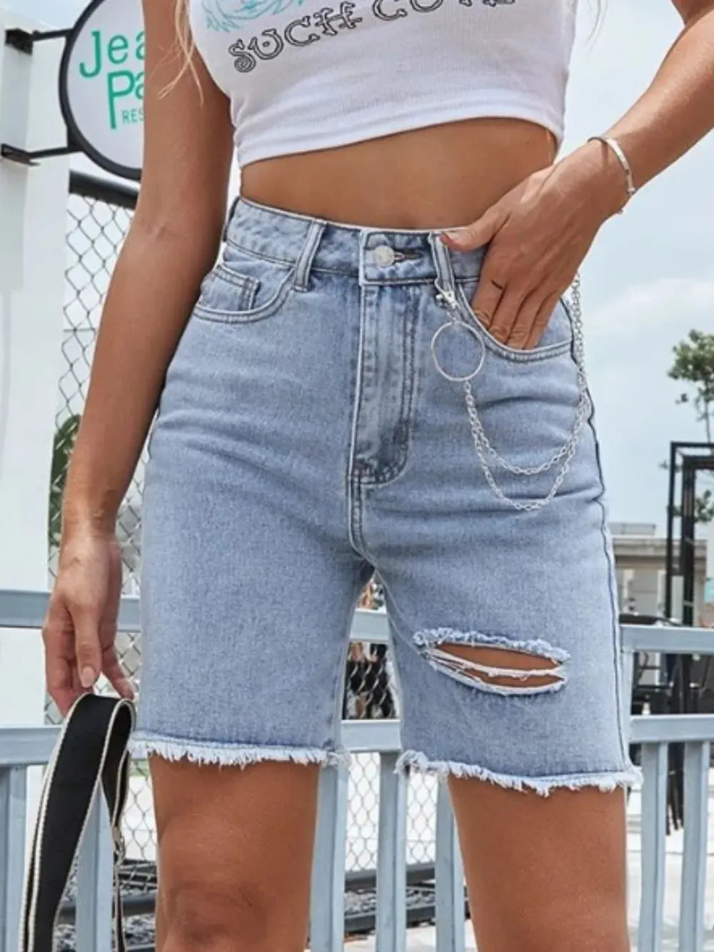 Pantalones cortos de mezclilla con dobladillo crudo desgastado eprolo