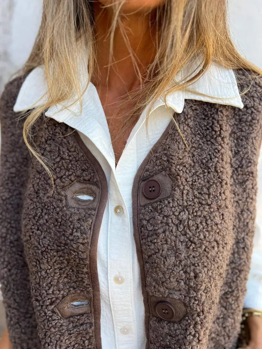 Chaleco sherpa con cuello en V, botones y bolsillos de tamaño completo eprolo
