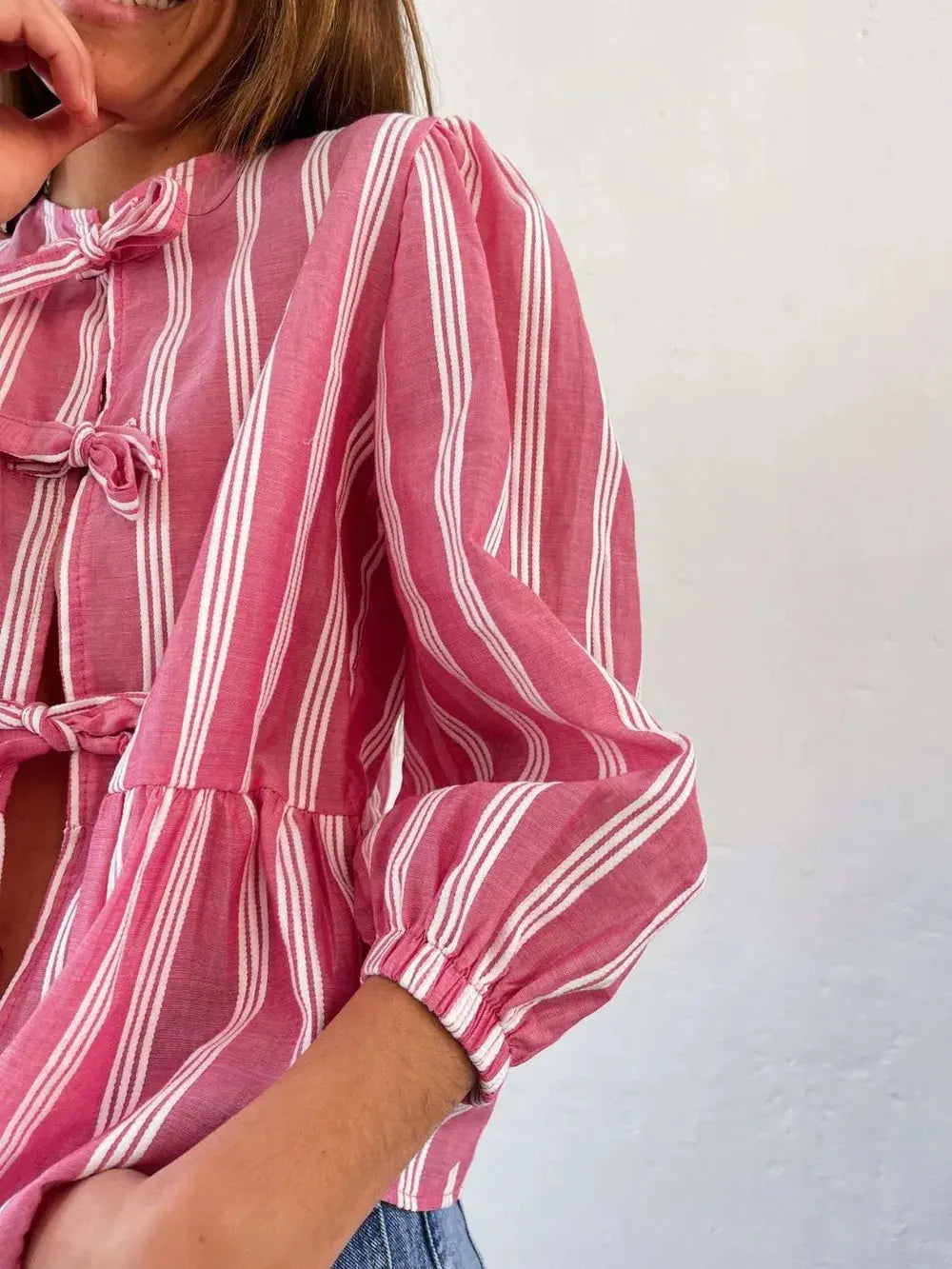 Camisa con manga globo y cuello redondo atado eprolo