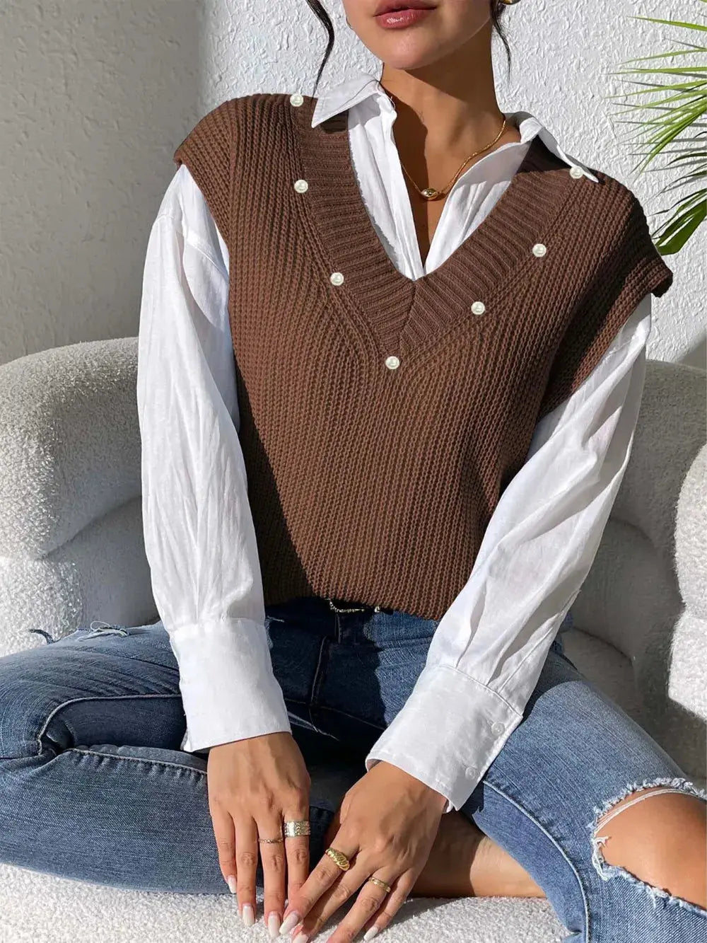 Chaleco sencillo con cuello en V y tejido de perlas con tachuelas. eprolo
