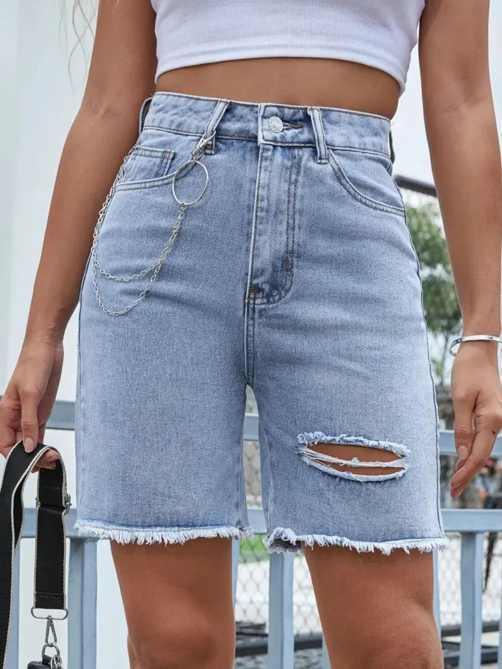 Pantalones cortos de mezclilla con dobladillo crudo desgastado eprolo