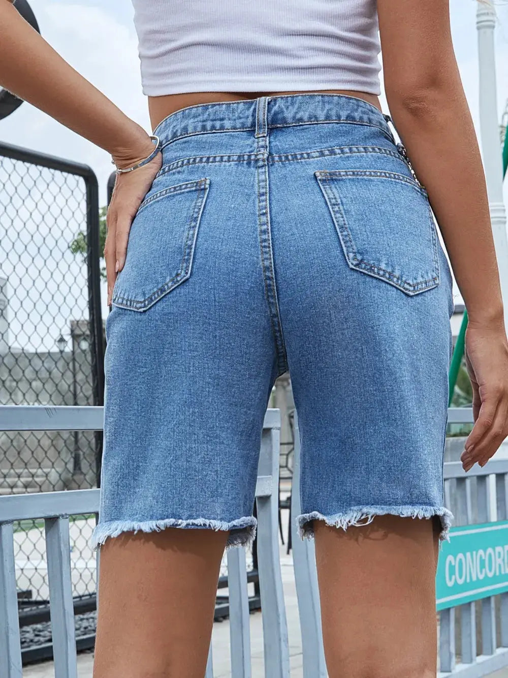 Pantalones cortos de mezclilla con dobladillo crudo desgastado eprolo