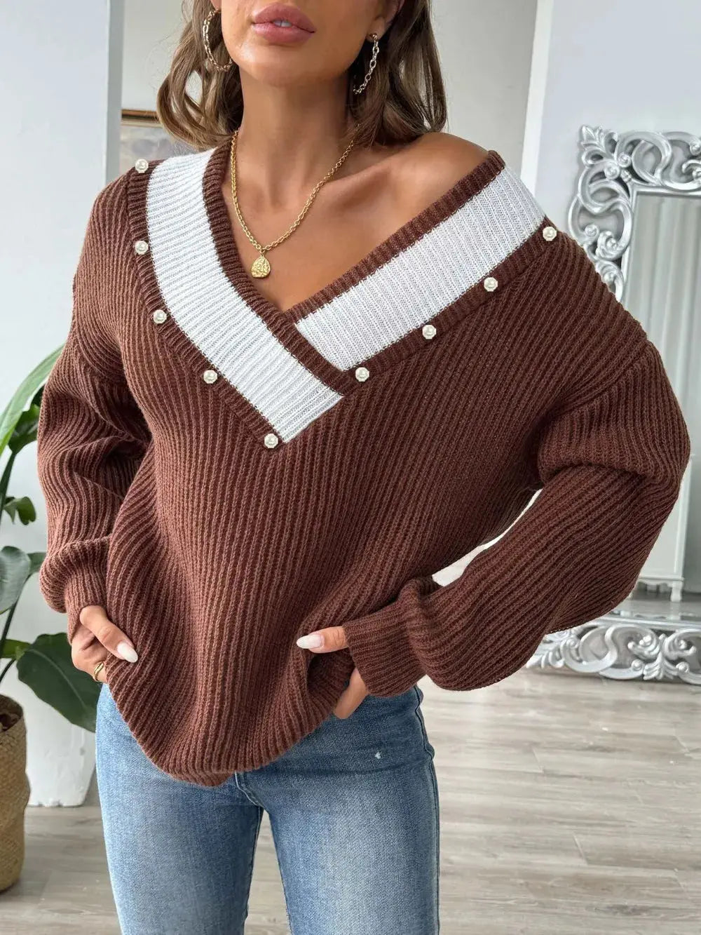 Suéter de tejido suelto con cuello en V grande empalmado en color contrastante para mujer eprolo