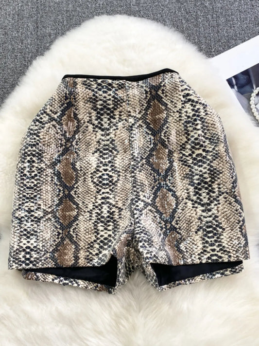 Pantalones cortos de pierna ancha, estampado de leopardo, lentejuelas, cintura alta, diseño de moda que estiliza la figura. eprolo