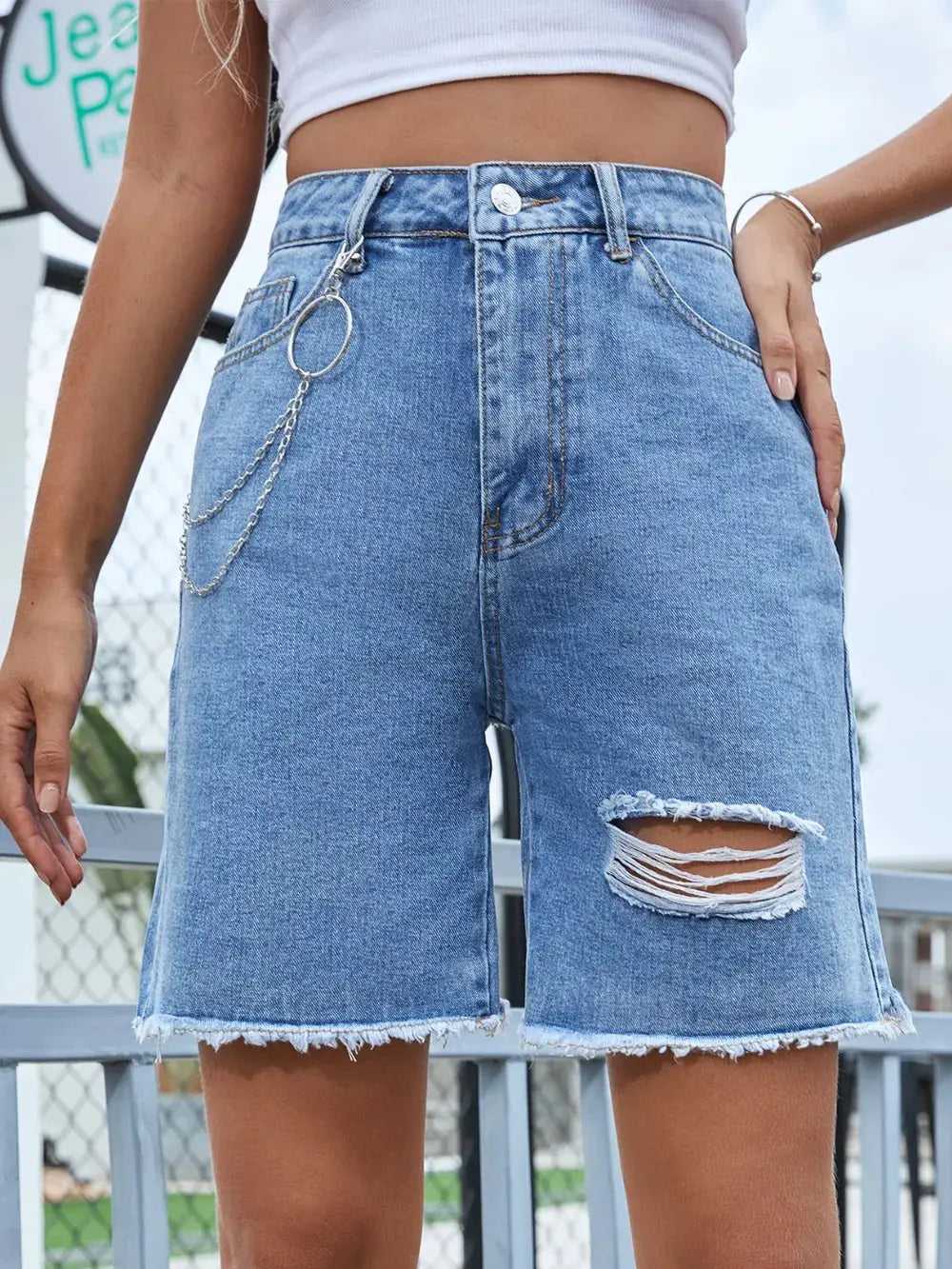 Pantalones cortos de mezclilla con dobladillo crudo desgastado eprolo