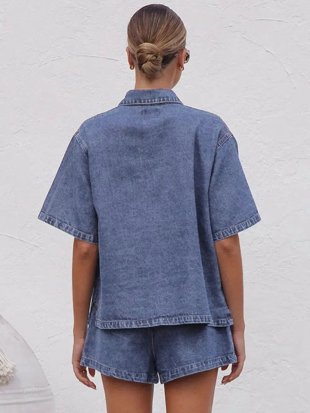 Cuello con cuello, top abotonado y pantalón corto eprolo