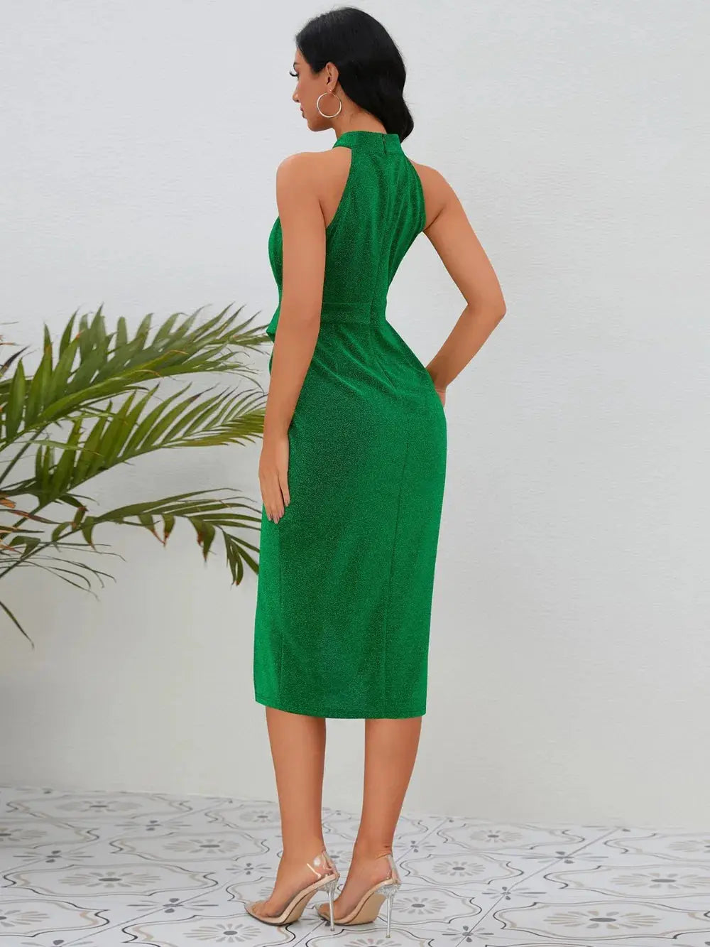 Vestido sin mangas con cuello alto fruncido con abertura eprolo