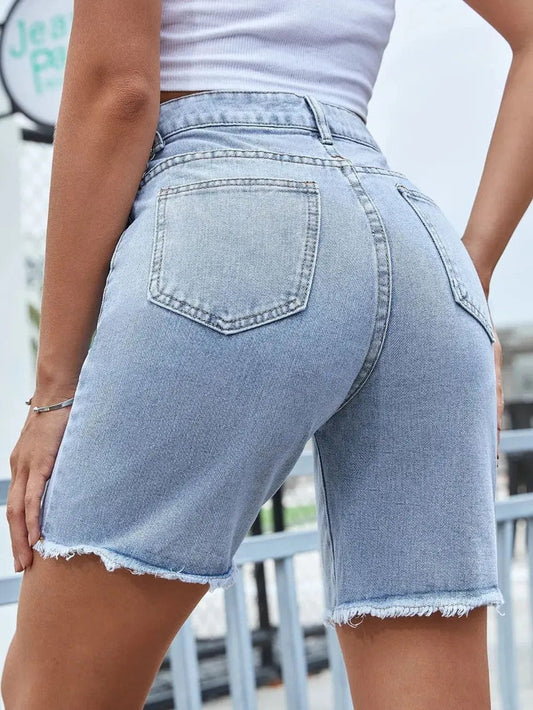 Gray Pantalones cortos de mezclilla con dobladillo crudo desgastado